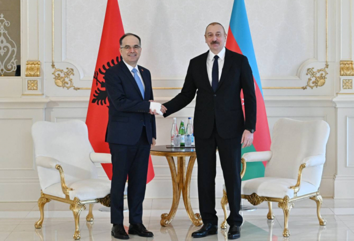   Le président Ilham Aliyev félicite son homologue albanais à l’occasion de la fête nationale  