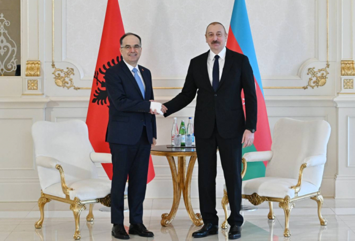   Präsident Ilham Aliyev gratuliert seinem albanischen Amtskollegen  