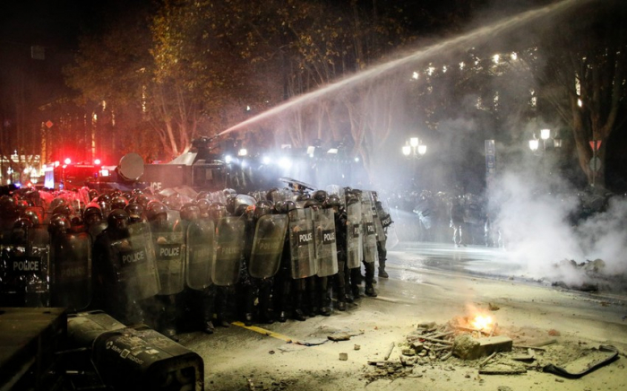   Demonstranten in Tiflis gingen mit Farbe und Pyrotechnik gegen die Polizei vor  