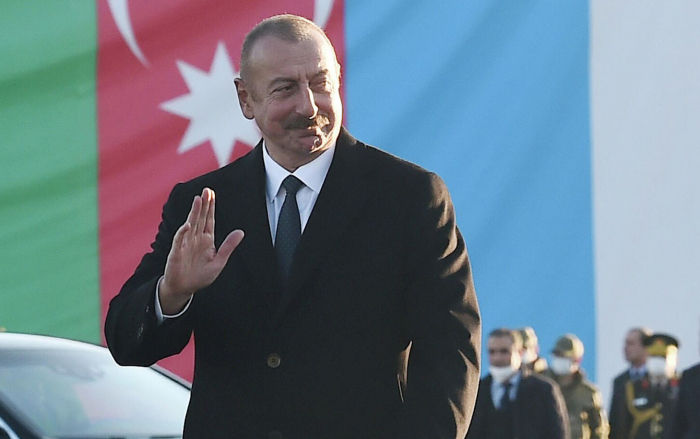  Le président Ilham Aliyev publie une photo à l’occasion de la Journée du Drapeau national 