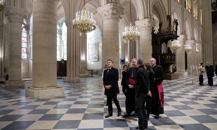  France: Macron visite Notre-Dame de Paris une semaine avant sa réouverture au culte - Video