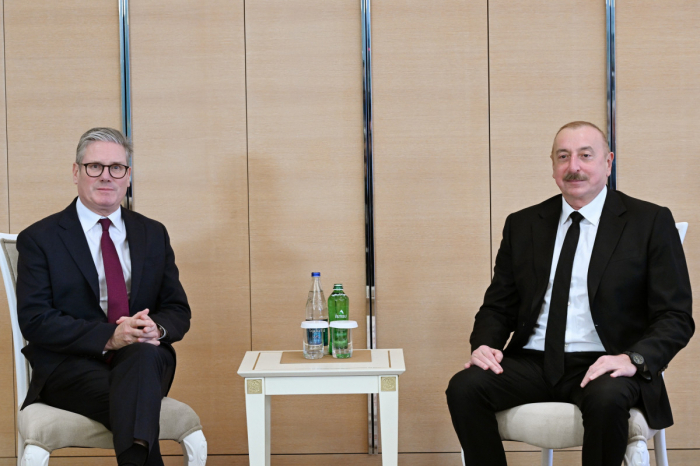  El presidente Ilham Aliyev se reunió con el primer ministro británico 