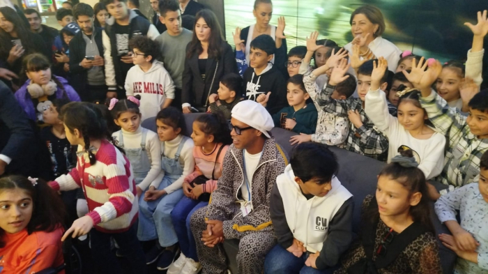 Ronaldinho se reunió con los niños sin cuidados parentales en Bakú