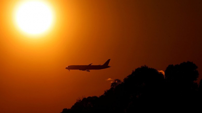       WSJ:    “Pilotları döyüş zonalarının üstündən uçmağa məcbur edirlər”   