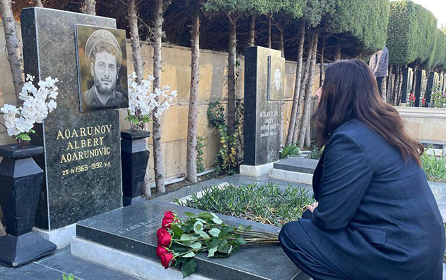       İsrailli nazir Bakıda Aqarunovun məzarını ziyarət etdi    -    Fotolar      