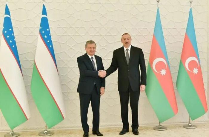  Shavkat Mirziyoyev felicitó a Ilham Aliyev 