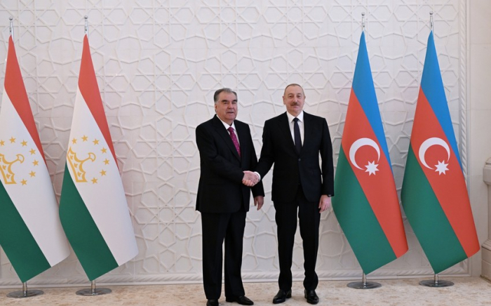   Präsident Tadschikistans rief Ilham Aliyev an  