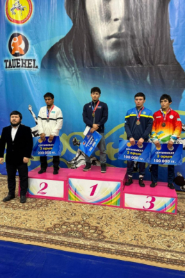  Dos luchadores azerbaiyanos ganan el oro en Kazajistán 