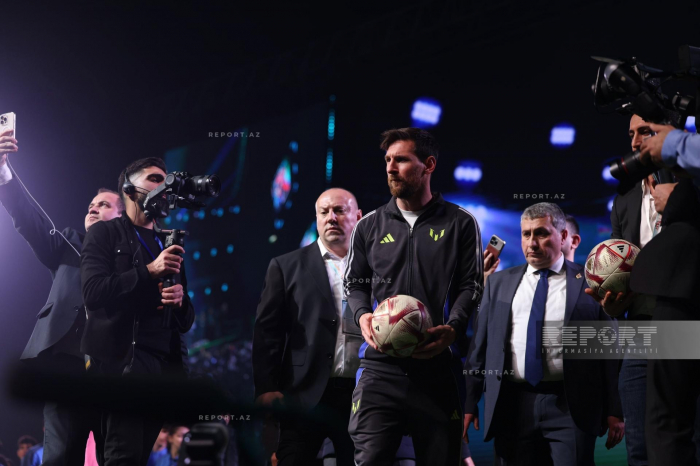   Legendary footballer Lionel Messi, his teammates meet with fans in Baku  