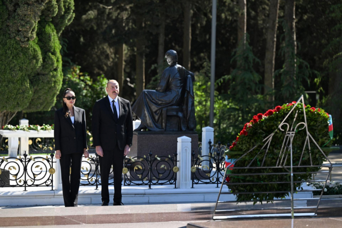   Ilham Aliyev und First Lady besuchen das Grab des Nationalleaders  