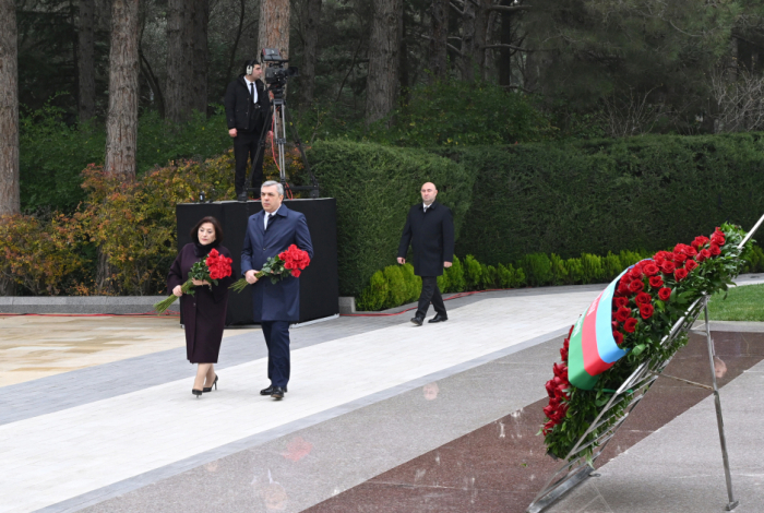 Funcionarios del Estado y del Gobierno honraron la memoria del Gran Líder Heydar Aliyev en el Callejón de Honor