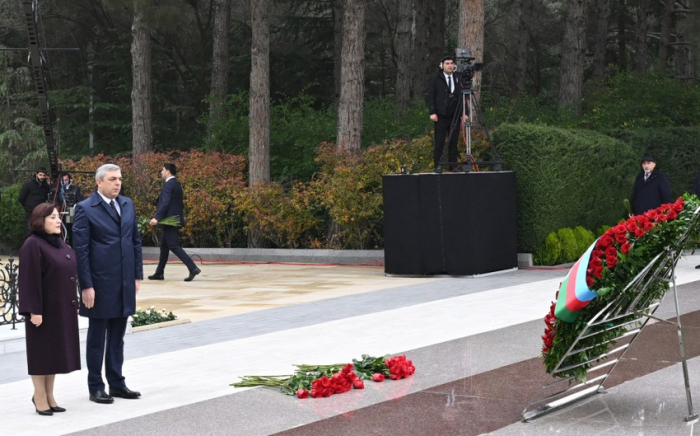  Staats- und Regierungsbeamte gedachten des Nationalleaders Heydar Aliyev in der Ehrenallee 