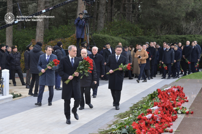  El personal del Ministerio de Asuntos Exteriores rinde homenaje al Gran Líder Heydar ALiyev 