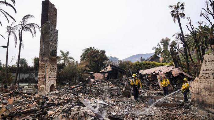   Feuerwehr kommt gegen verheerendes Feuer in Malibu an  