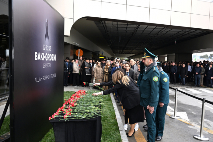   Mitarbeiter des internationalen Flughafens Heydar Aliyev würdigen die Opfer des Flugzeugabsturzes  