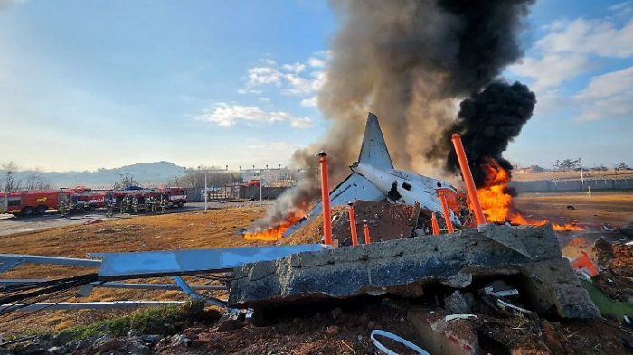   Passagierjet zerschellt bei Bruchlandung in Südkorea  