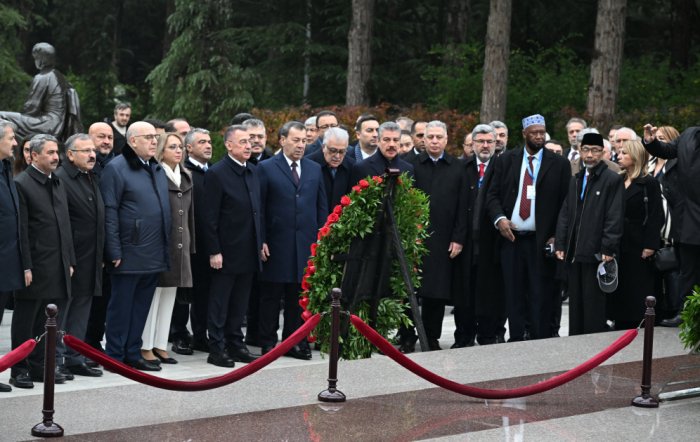 Participants of international parliamentary conference visit Alley of Honors in Baku