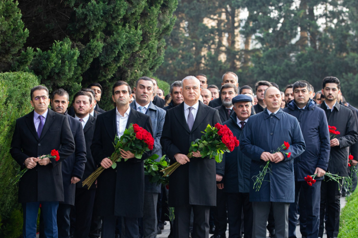 “Azərsun Holdinq” rəhbərliyi Ulu Öndərin məzarını ziyarət etdi -    FOTO   