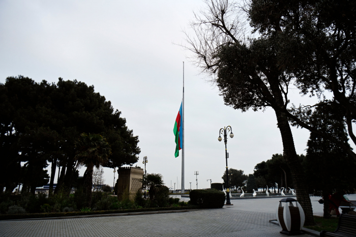   Drapeaux en berne à Bakou pour rendre hommage aux victimes du crash d