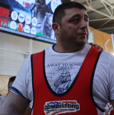 Atleta azerbaiyano gana medalla de oro en campeonato mundial de powerlifting