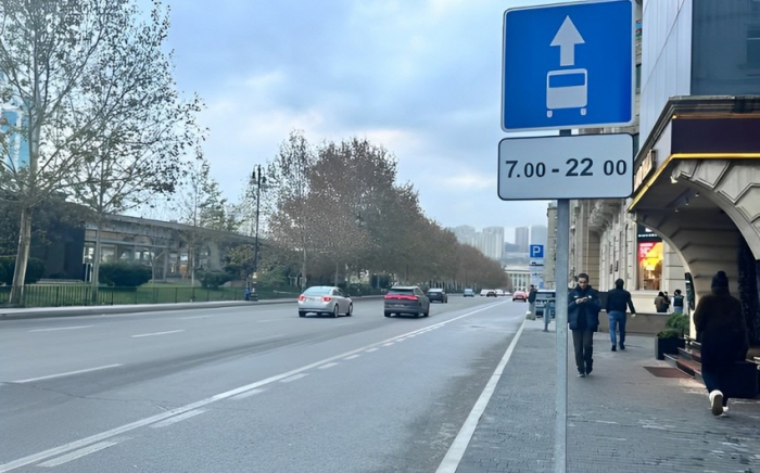 Füzuli küçəsində avtobus zolağının qüvvədə olma vaxtını bildirən yol nişanı quraşdırılıb