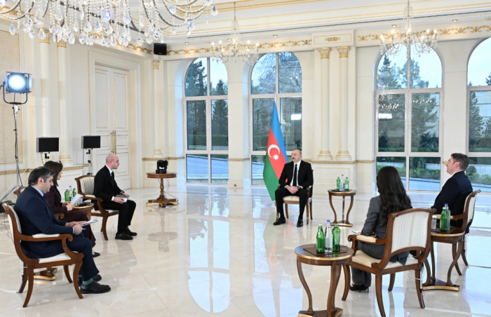   Le président azerbaïdjanais Ilham Aliyev accorde une interview aux chaînes de télévision locales  