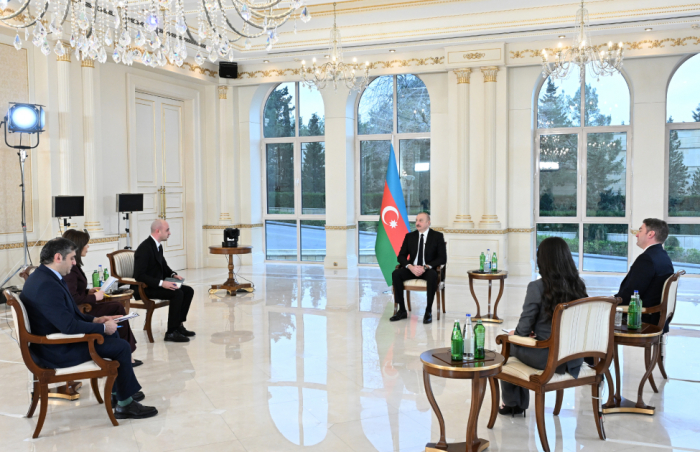   Präsident Aliyev von lokalen Fernsehsendern interviewt  