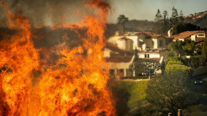   Feuersbrunst bei Los Angeles wütet in Nobelviertel  