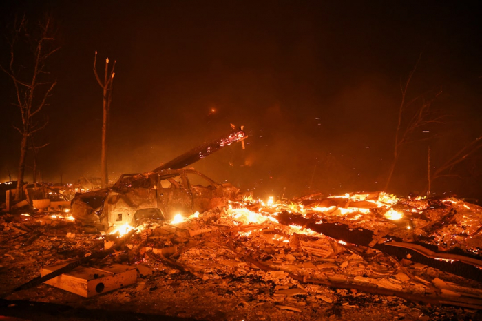   30,000 flee as fierce wildfire rages in Los Angeles  