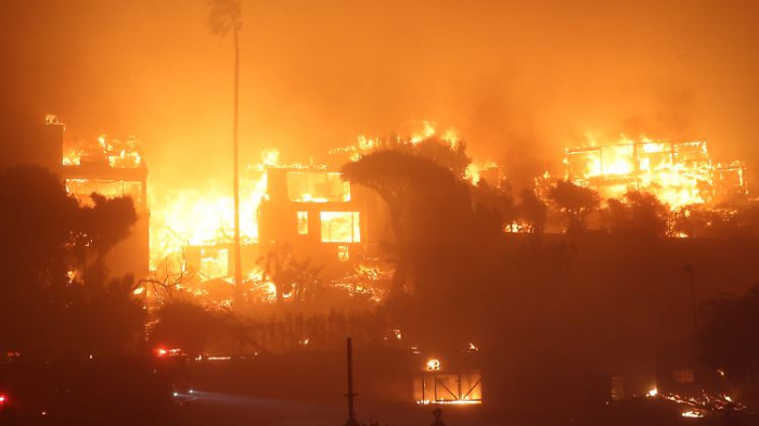   Brände in L.A. fordern zehn Leben und zerstören 10.000 Häuser  