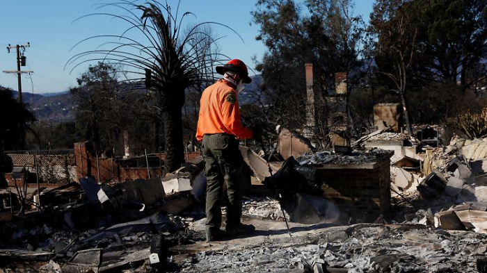   Heftige Winde drohen Feuer in Los Angeles anzufachen  