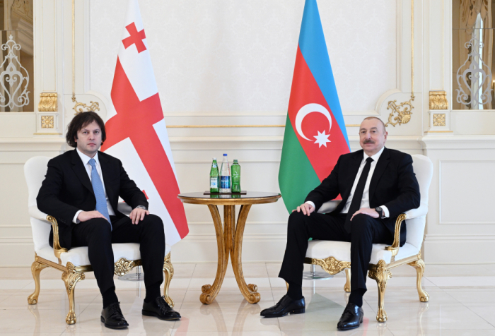   Präsident Ilham Aliyev führt Vieraugengespräch mit dem georgischen Ministerpräsidenten  