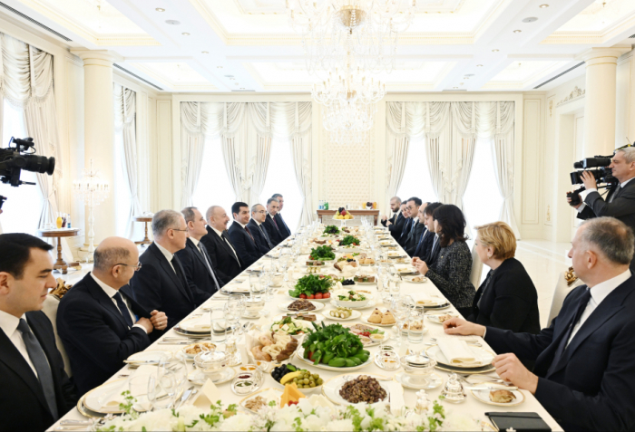   Präsident Aliyev hielt ein erweitertes Mittagessen mit dem georgischen Premierminister ab  