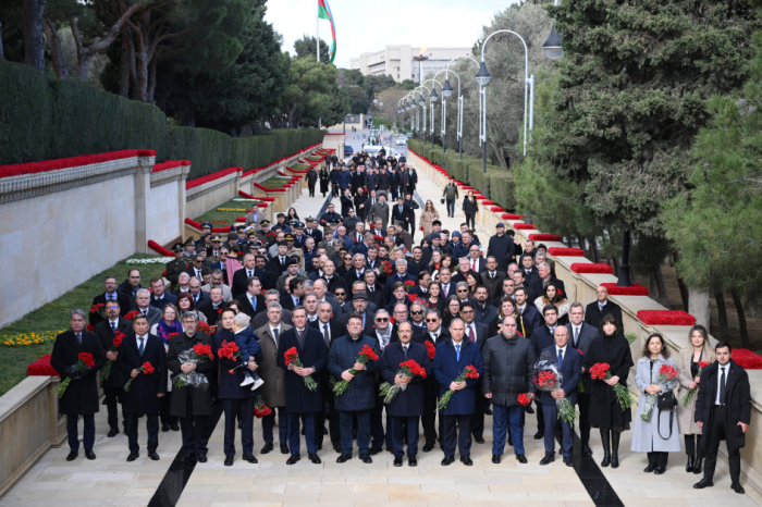   Vertreter des diplomatischen Korps besuchen die Allee der Märtyrer  