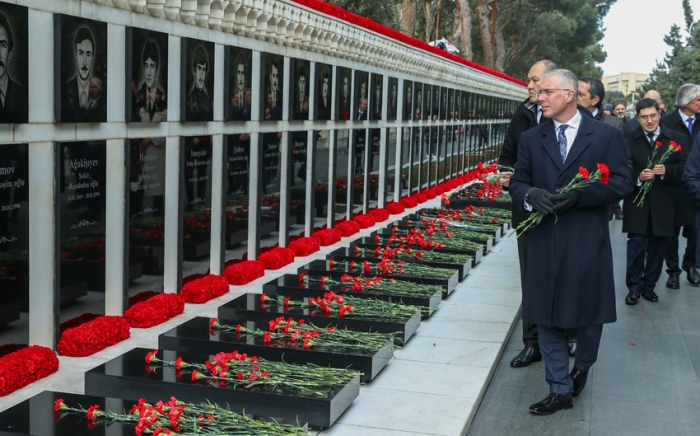  Britischer Botschafter in Baku besucht die Allee der Märtyrer