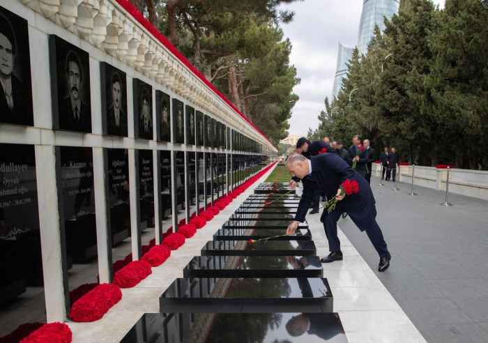   Mitarbeiter des Staatssicherheitsdienstes besuchen die Allee der Märtyrer in Baku  