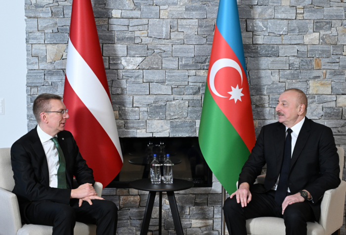   Präsident Ilham Aliyev trifft sich mit dem lettischen Präsidenten in Davos  