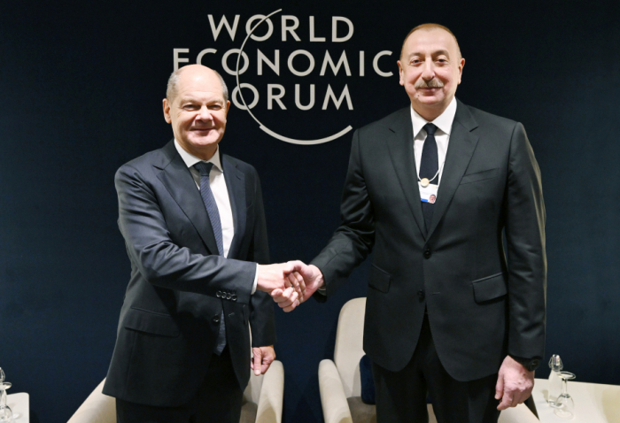   Präsident Ilham Aliyev trifft sich mit Bundeskanzler Olaf Scholz  