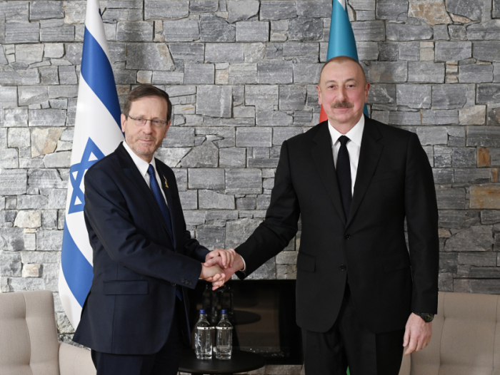   Präsident Ilham Aliyev trifft sich mit dem Präsidenten Israels in Davos  