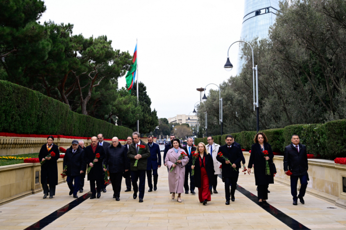   Participants of TURKPA meeting visit National Leader’s grave and Alley of Martyrs  