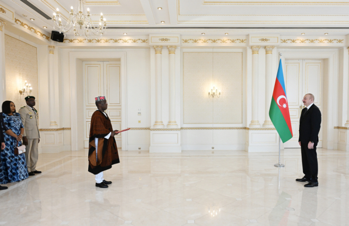  El Presidente Ilham Aliyev recibió las credenciales del recién nombrado Embajador de Guinea en Azerbaiyán 