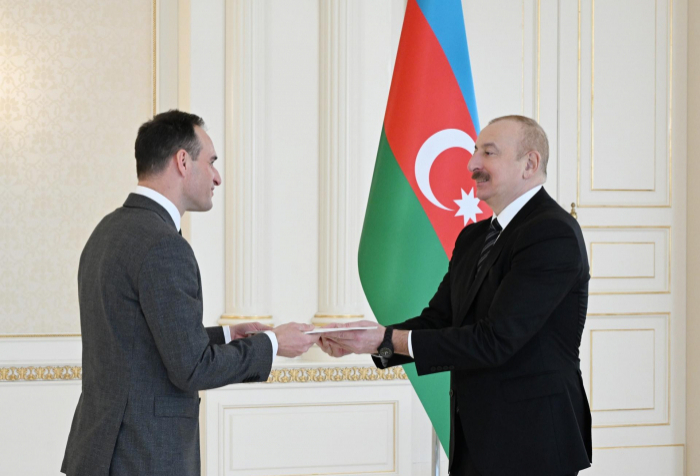  Le président Aliyev a reçu les lettres de créance des nouveaux ambassadeurs de Slovénie et de Guinée