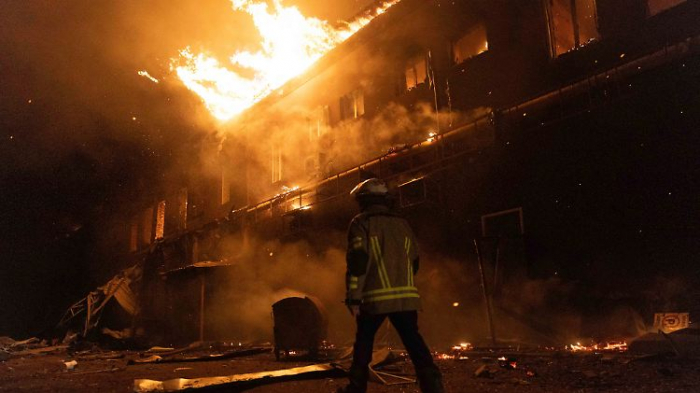   Russische Drohne setzt Fabrik in Charkiw in Brand  