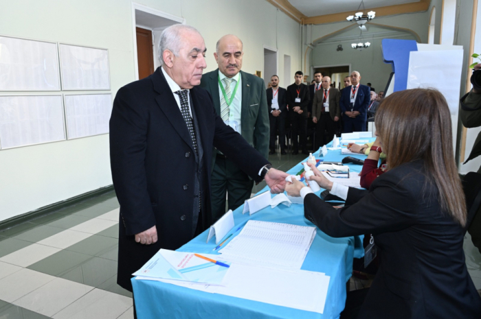  El Primer Ministro de Azerbaiyán deposita su voto en el colegio electoral nº 2 