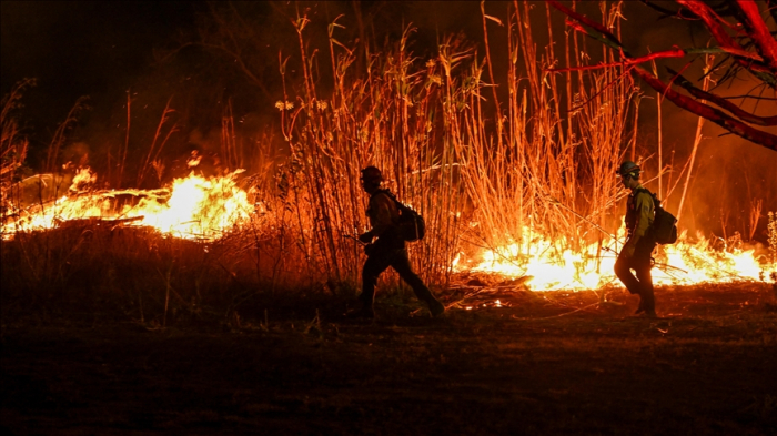   New rapidly spreading fire erupts near Los Angeles  