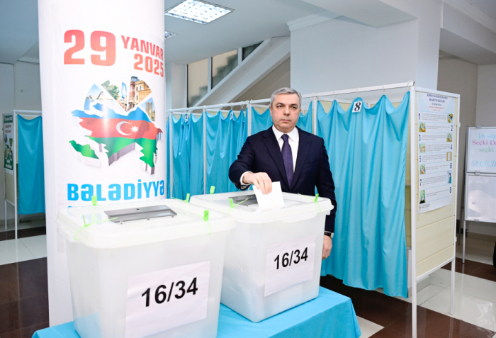 Head of Azerbaijani Presidential Administration Samir Nuriyev casts vote in municipal elections