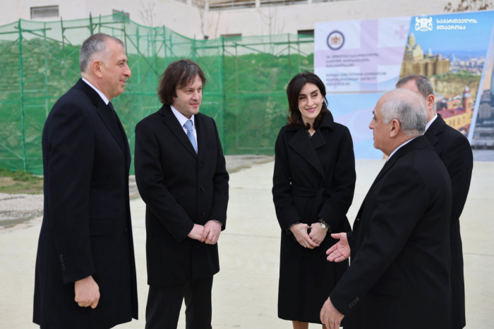    Baş nazirlər yeni səfirlik binasının ərazisinə baxış keçiriblər   