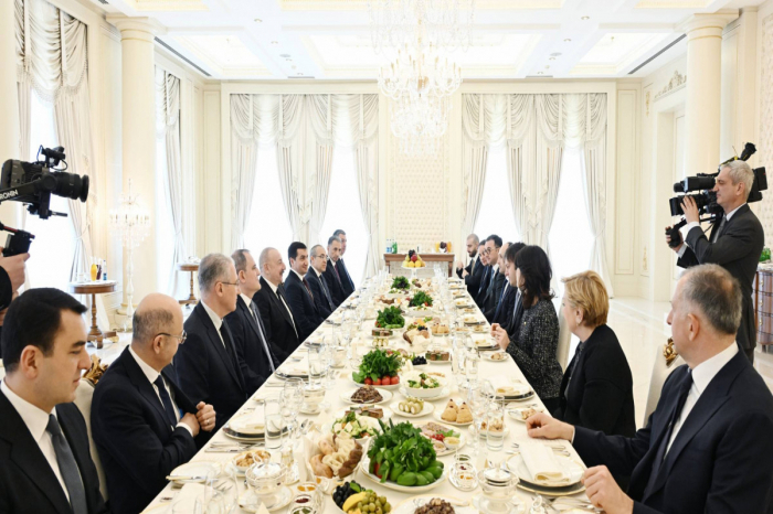  Ilham Aliyev mantuvo una reunión ampliada con el Primer Ministro 