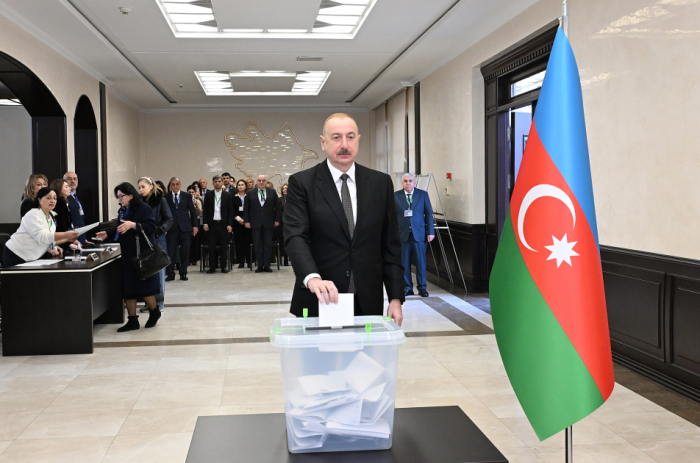   El Presidente de Azerbaiyán ejerció su derecho al voto en el colegio electoral número 1  