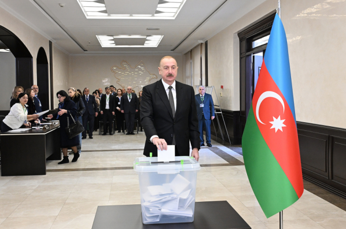  Le président azerbaïdjanais Ilham Aliyev vote dans le bureau de vote №1 